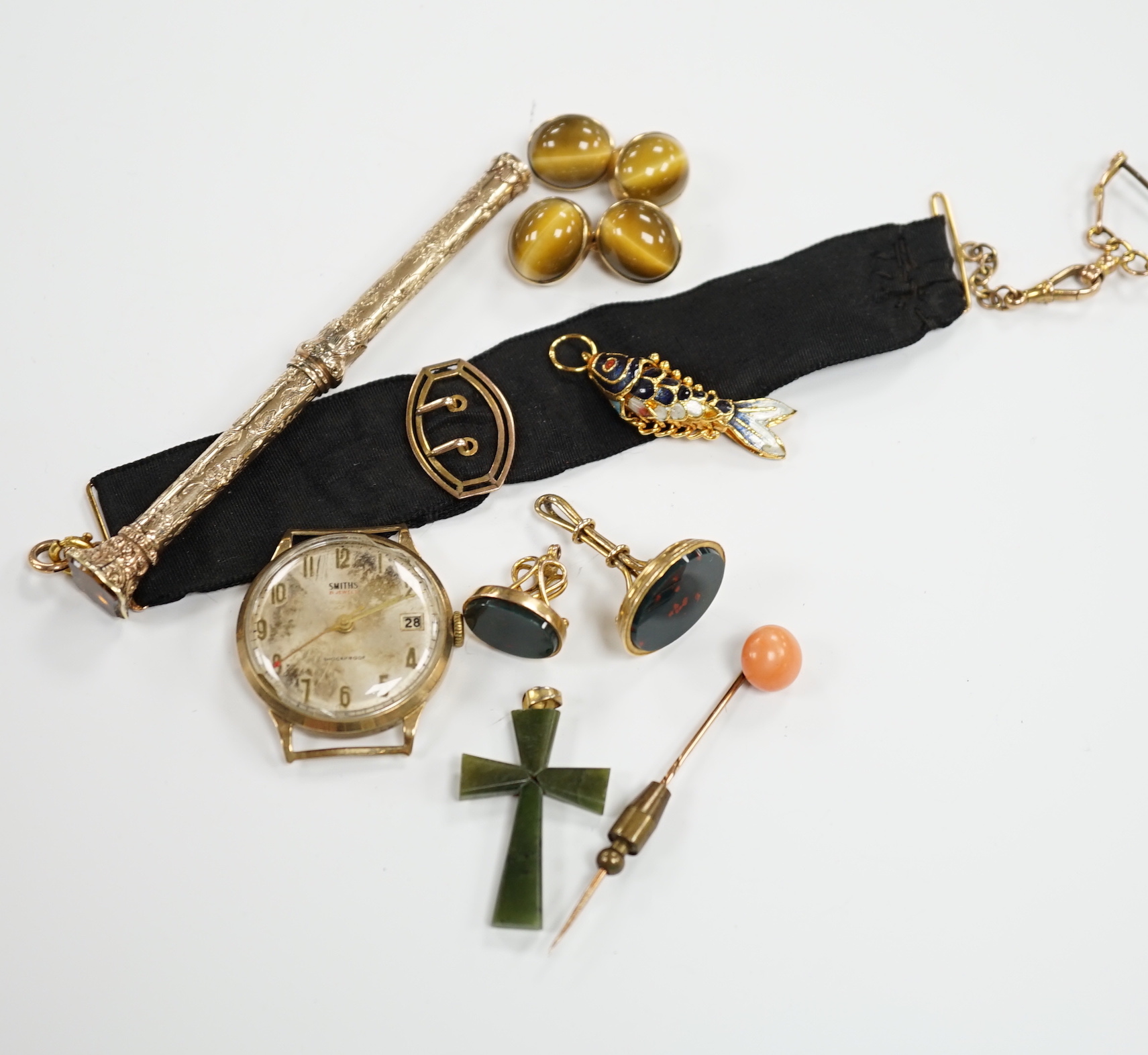 Sundry jewellery including a pair of 9ct gold and tiger's eye quartz cufflinks, two 9ct and bloodstone set fob seals, an enamelled articulated fish pendant/charm and five other items, including a yellow metal overlaid pr